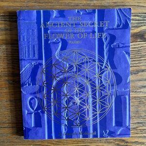 The Ancient Secret of the Flower of Life Volume 1 book by Drunvalo Melchizedek